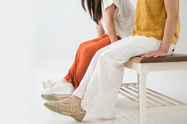 親子で靴を履く　外反母趾 