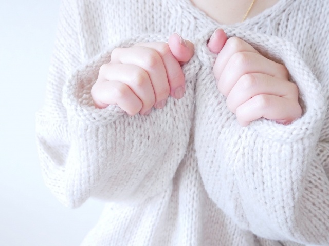 寒がる女性　冷え性 