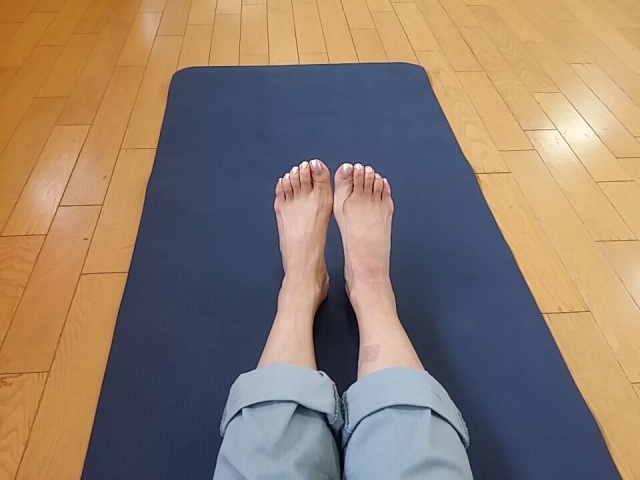 外反母趾の治療をする女性 