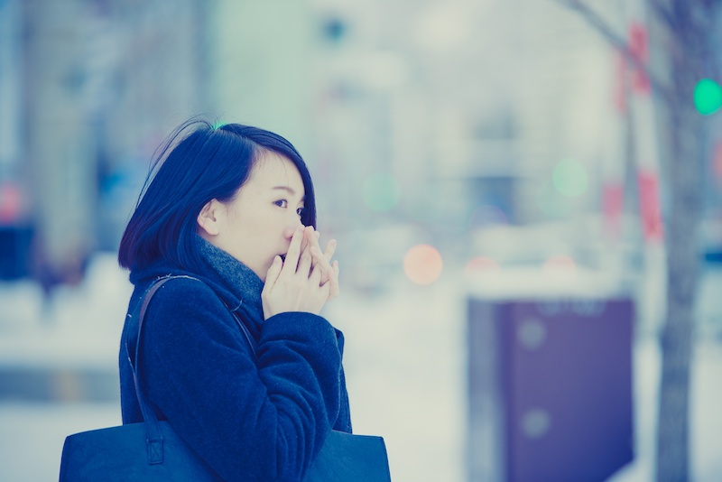冷え性で指先が冷えている女性 