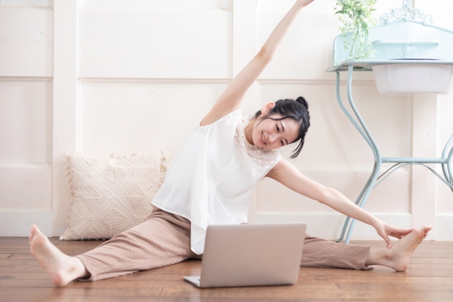 予防のためストレッチする女性