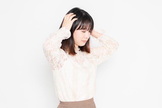肩こり・頭痛で悩む女性