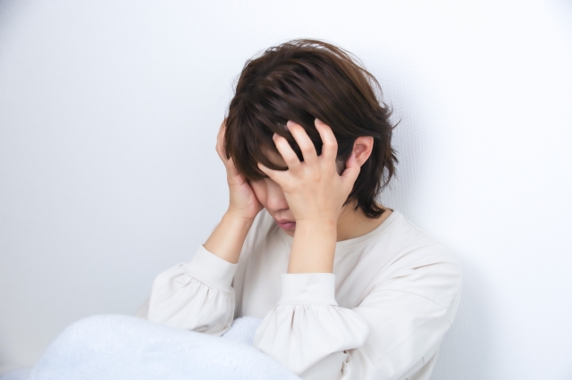 肩こり・頭痛で悩む女性